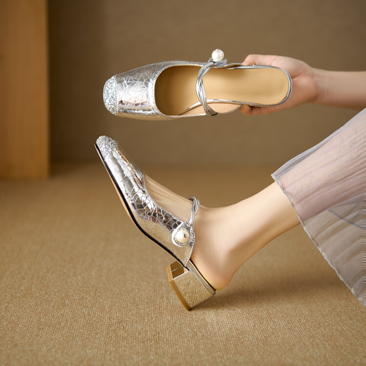 Elegant Women's Closed-Toe Slippers with Chunky Mid Heel in Gold or Silver